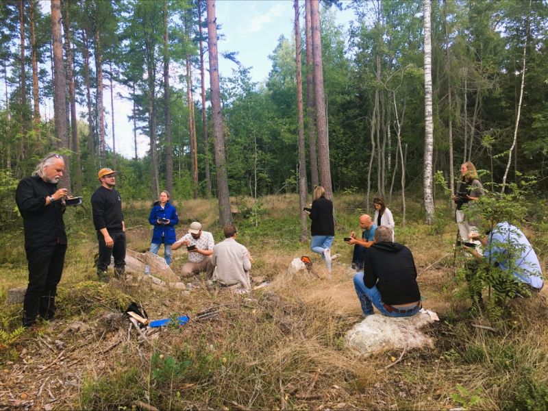 Gaia ute i skogen med samarbetspartners och kunder.